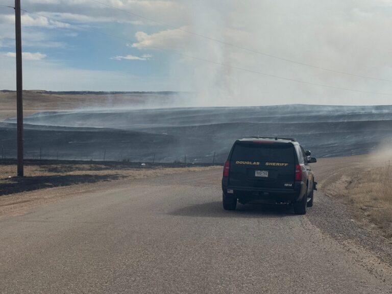 Incendio en Condado Douglas: 500 Acres Consumidos y Evacuaciones por Orden Oficial