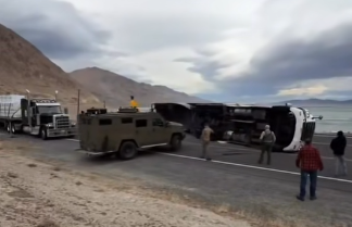 U.S. 95 reabre tras un peligroso vuelco y la ayuda inesperada de un vehículo del FBI