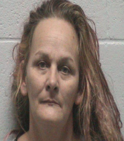 Peligrosa mujer buscada por intento de robo residencial en el Condado Lyon