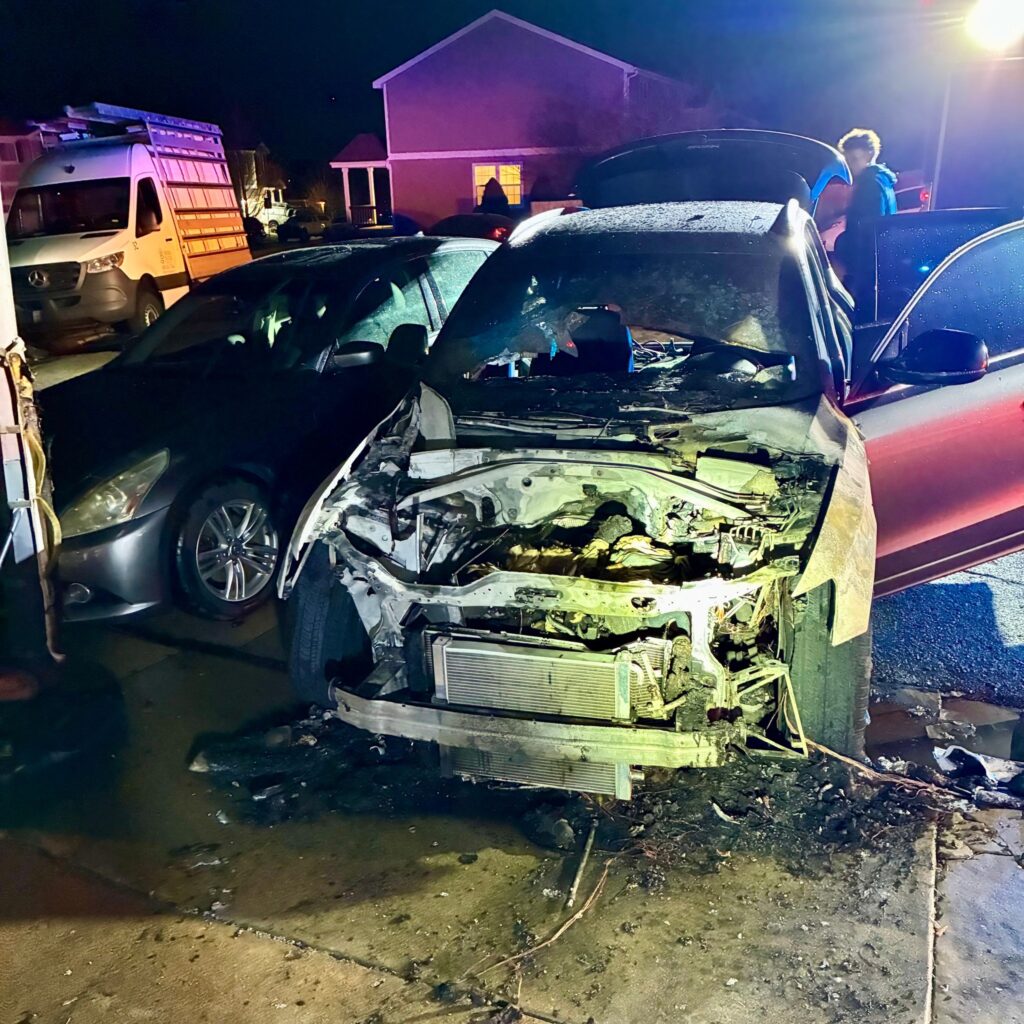 Fuga de combustible provoca incendio en vehículo estacionado en Northglenn