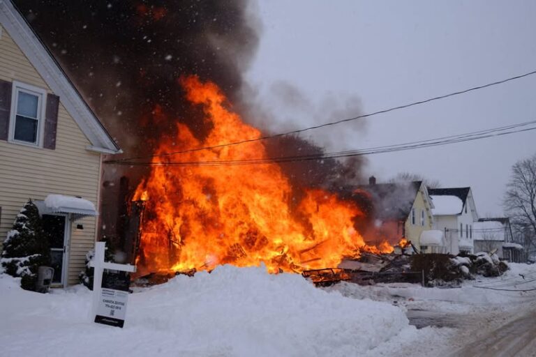 Explosión en Taunton deja tres heridos y causa alarma en la comunidad