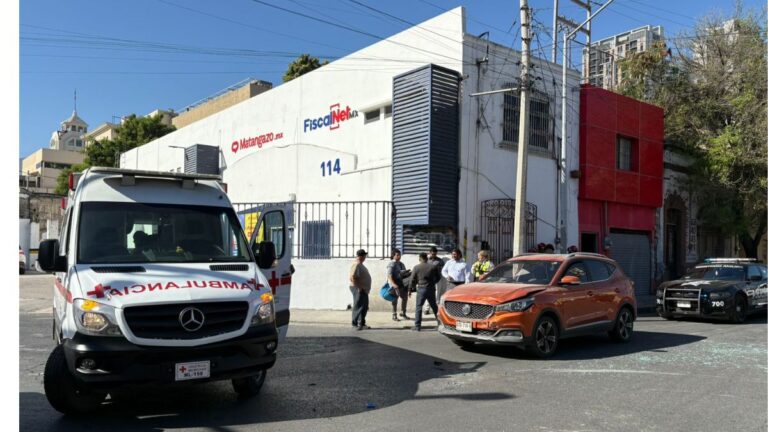 Impactante choque en Monterrey deja dos heridos en el centro de la ciudad
