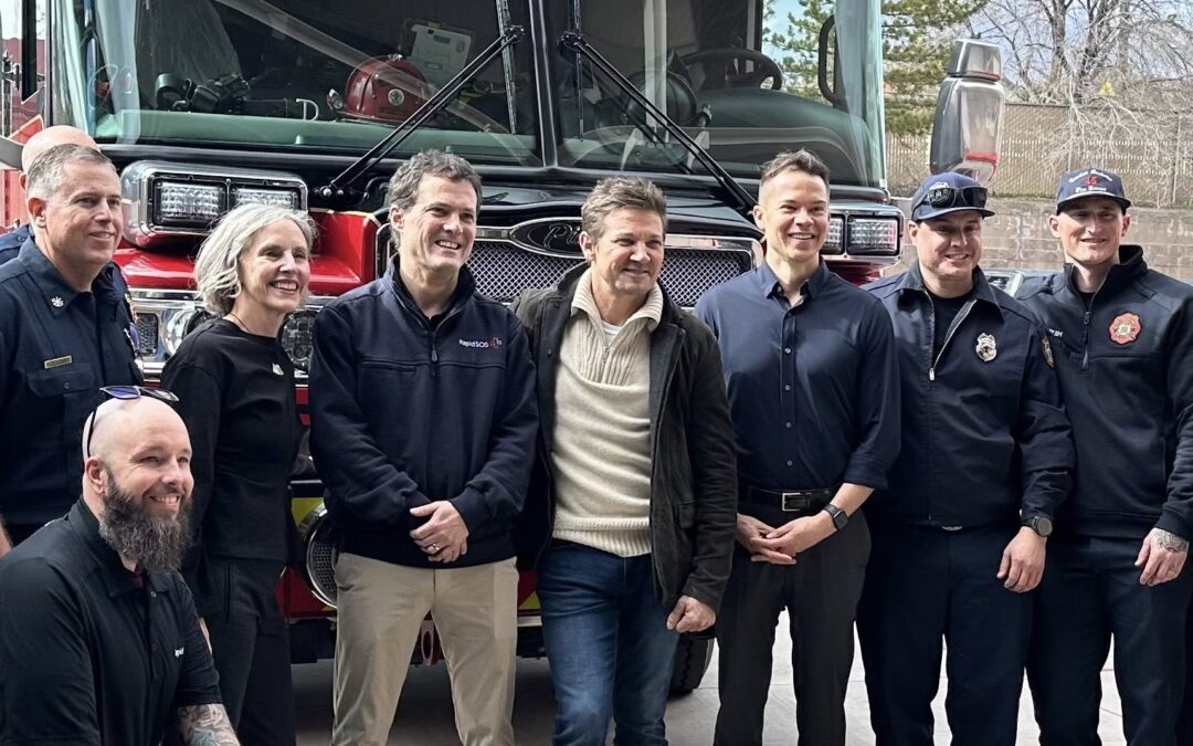 Jeremy Renner sorprende a 45 héroes locales en una visita llena de gratitud