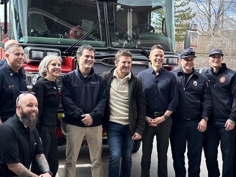 Jeremy Renner sorprende a 45 héroes locales en una visita llena de gratitud