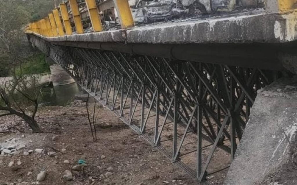 Demolición del Puente Dañado en Puerto Vallarta: Las Consecuencias de la Quema de Vehículos
