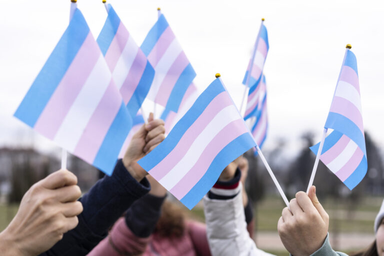 Kansas Endurece la Ley de Identidad de Género: Cancelación de Licencias y Certificados de Residentes Trans