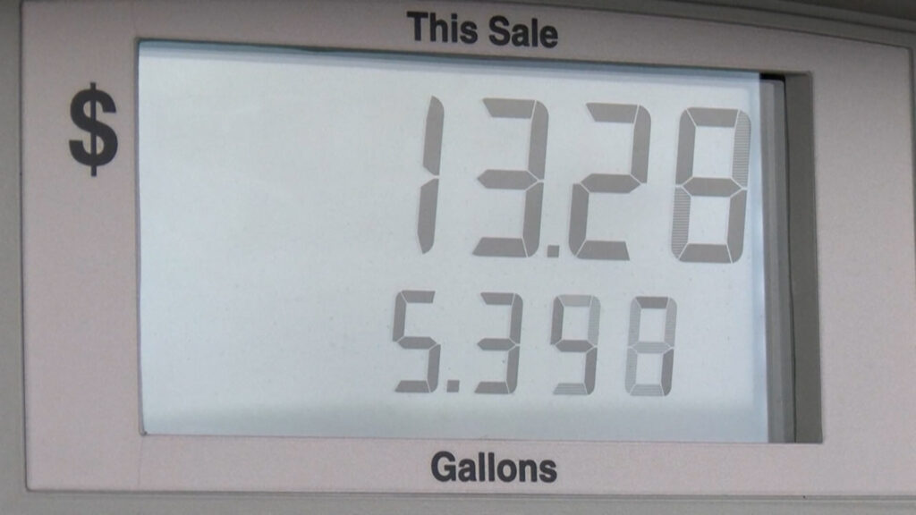 Legisladores en California proponen suspensión del impuesto a la gasolina para aliviar costos