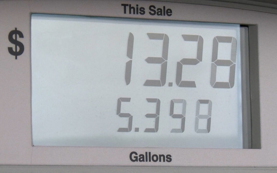 Legisladores en California proponen suspensión del impuesto a la gasolina para aliviar costos