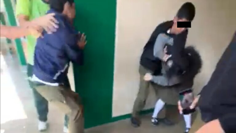 Violencia de género en Veracruz: Joven golpeada por su novio en secundaria mientras compañeros graban