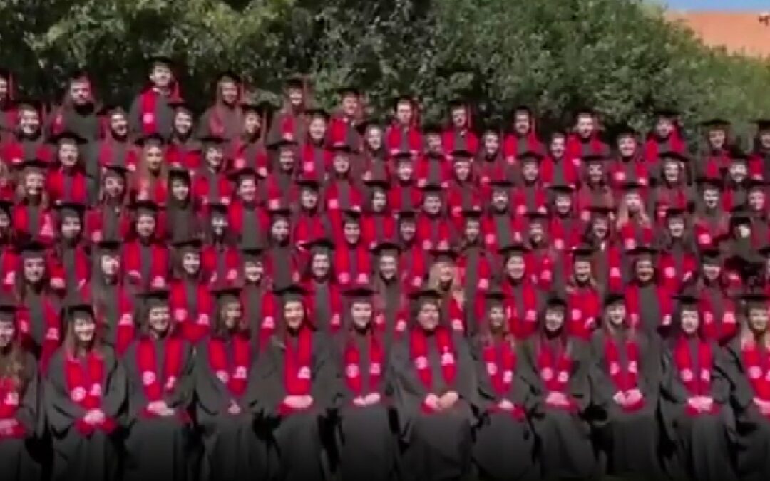 Accidente en la Ibero Santa Fe: Se desploma templete durante toma de foto, al menos 20 alumnos heridos