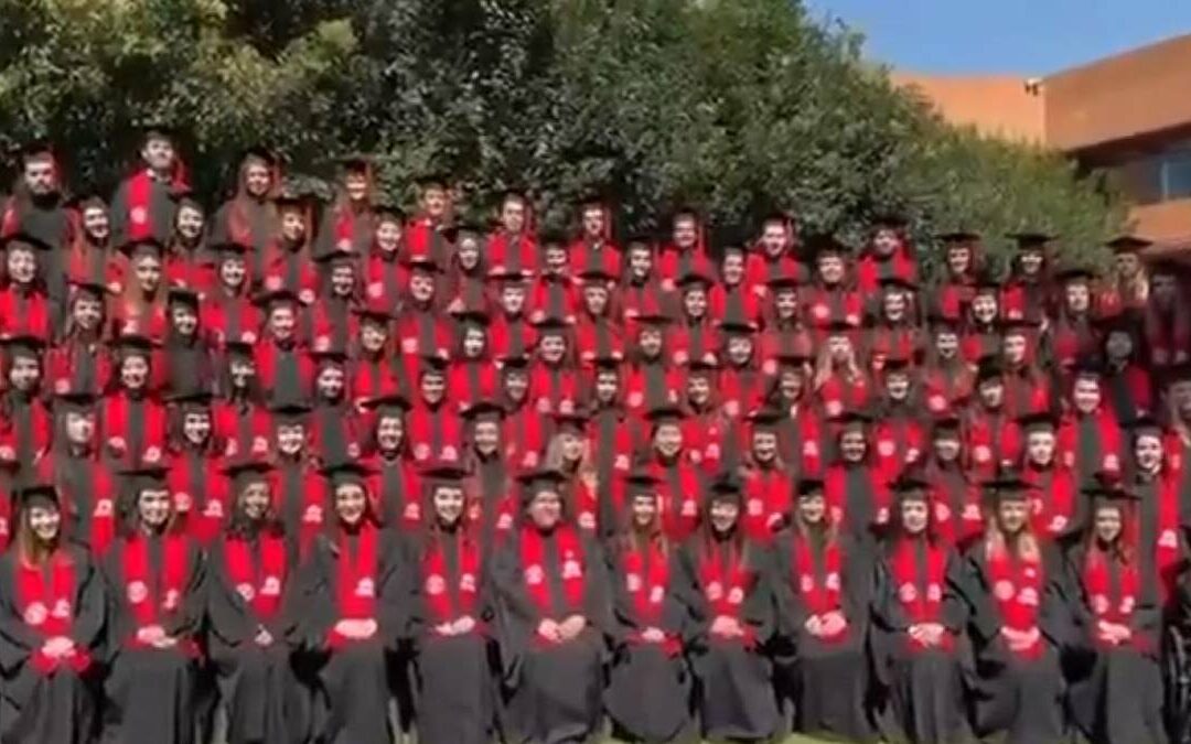 Templete colapsa durante graduación en la Ibero: video se vuelve viral