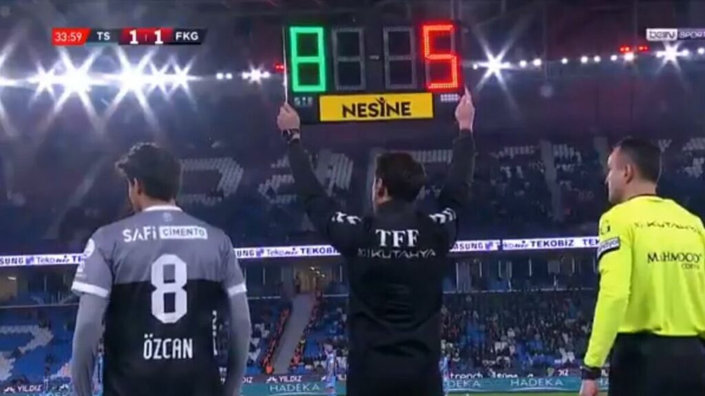 Exjugador de Rayados se niega a salir del campo durante su sustitución | VIDEO Impactante