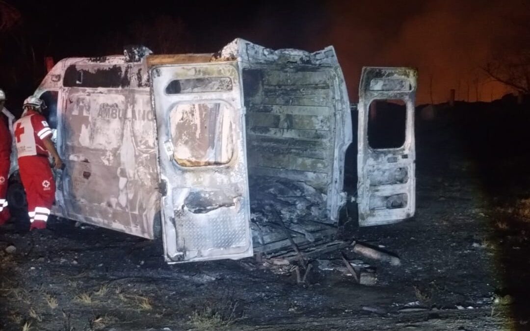 Incendio de ambulancia de la Cruz Roja en la autopista Guadalajara-Colima durante atención a un choque