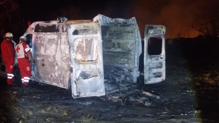 Incendio de ambulancia de la Cruz Roja en la autopista Guadalajara-Colima durante atención a un choque