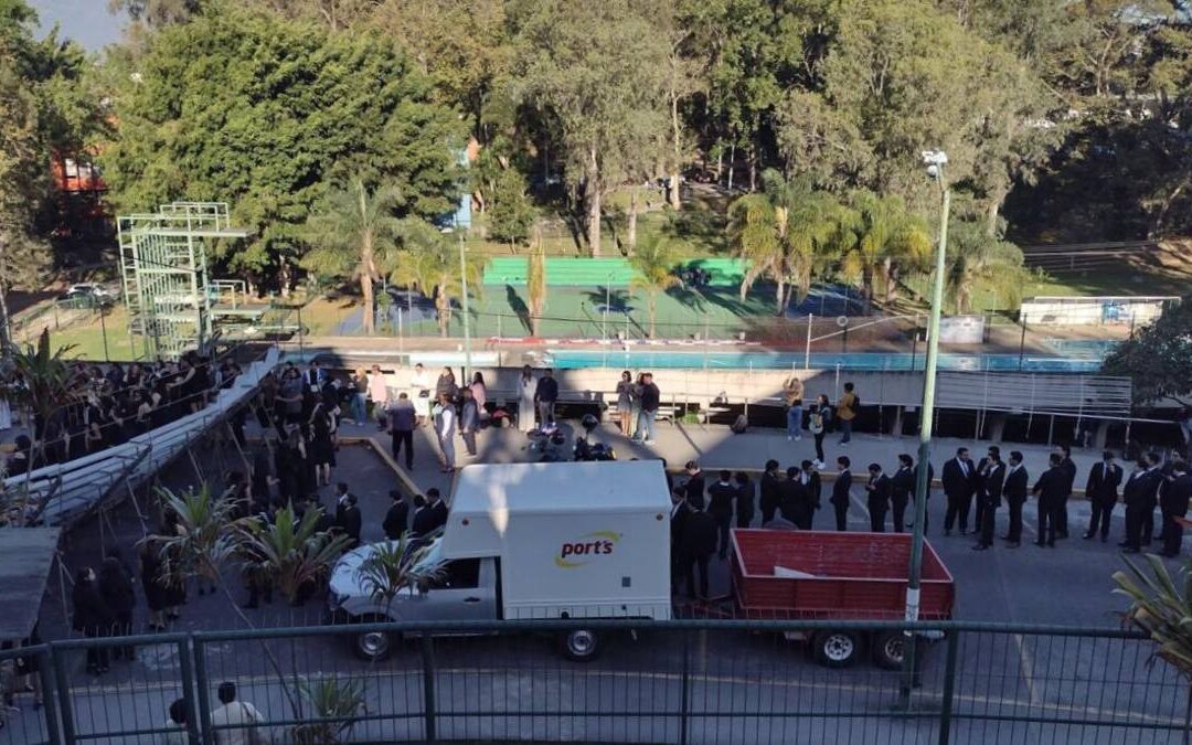 Accidente en la Universidad Veracruzana: Estructura se Desploma Durante la Graduación, 18 Estudiantes Heridos