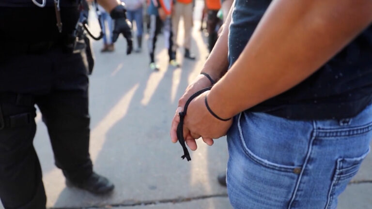 Tensión por Políticas Migratorias: Activistas Cuestionan a Kristi Noem por Detenciones Masivas