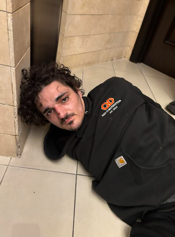 Fugitivo: Un hombre buscado escapa descalzo de un hospital en Reno