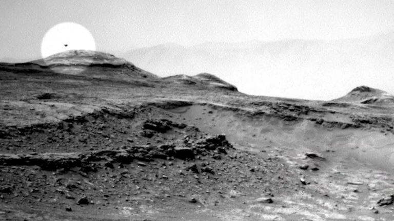 Curiosity en Marte: Imagen provoca debate sobre posible objeto volador en el cielo