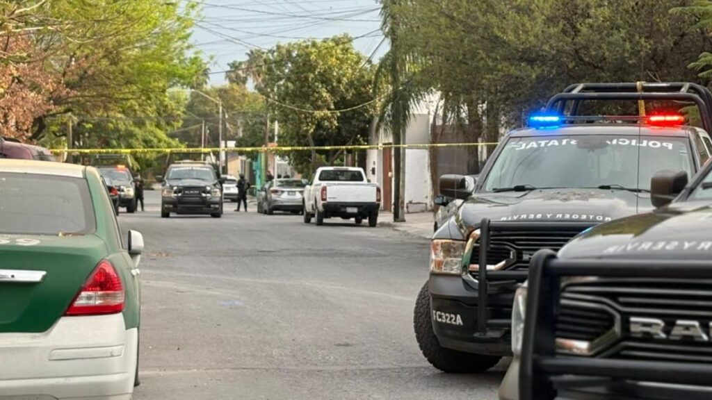 Homicidio en Monterrey: Hombre acribillado al estacionar su motocicleta en la colonia Del Maestro