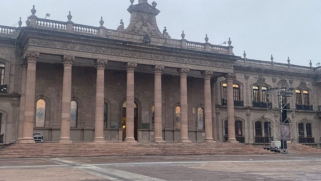 Retiro de Pintas y Pancartas en Monterrey Tras la Marcha del 8M
