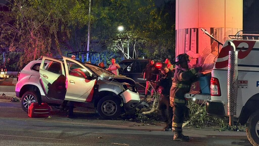 Accidente en Monterrey: Conductora Prensada Tras Chocar con Columna del Metro