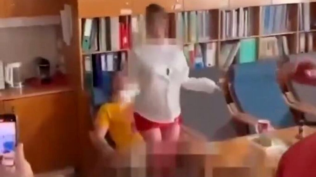 Escándalo Educativo: Alumnos de Escuela Católica Contratan un Stripper para un Espectáculo Inusual