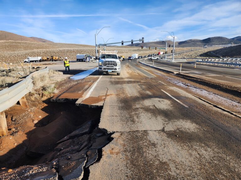 Agua y vialidad en crisis: Reparaciones de emergencia en USA Parkway afectan a residentes de Nevada