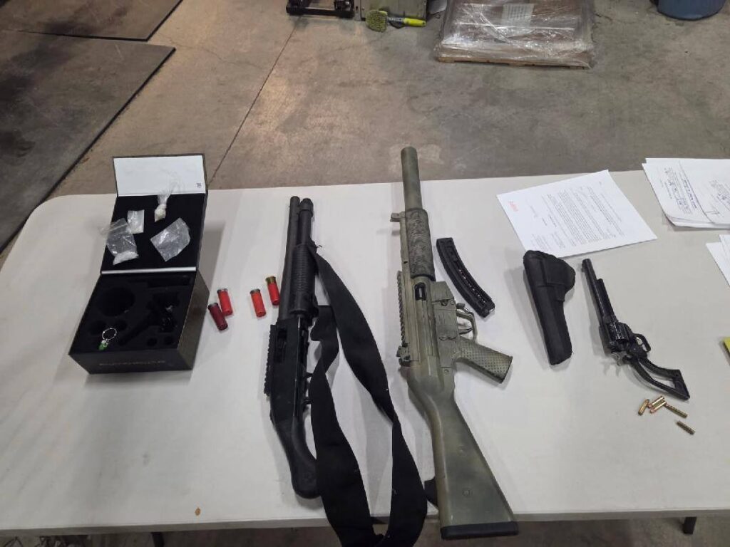 Narcóticos y armas de fuego incautados durante registro vehicular en el Condado de Chaves
