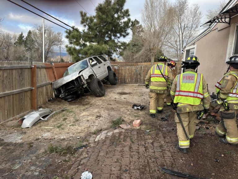 Accidente en Colorado Springs: Vehículo Impacta Casa y Deja Heridos