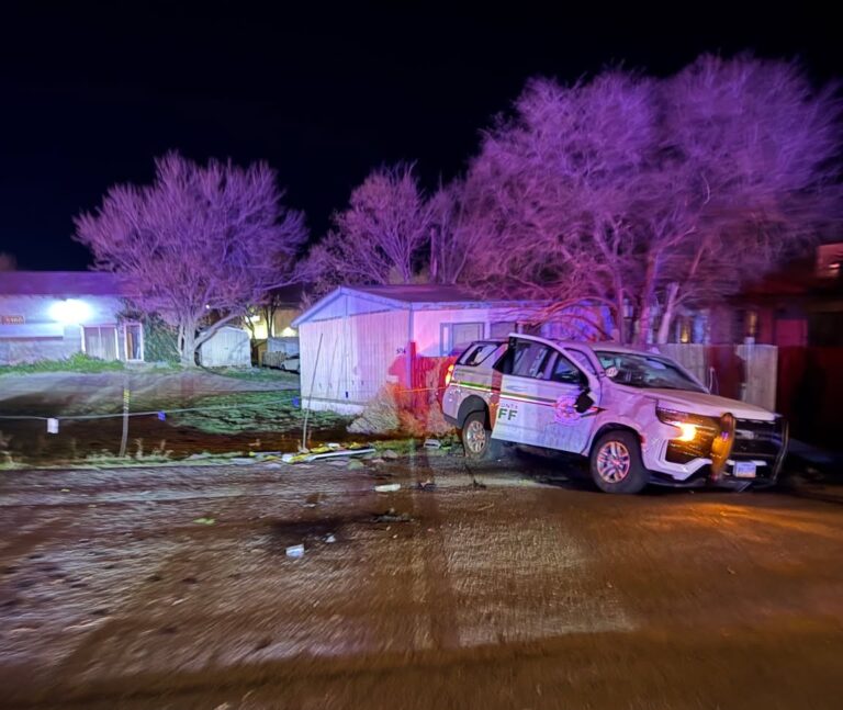 Choque violento en Reno deja a una conductora de 23 años en estado crítico tras impactar a un alguacil