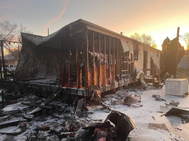 Incendio en Sun Valley desplaza a 4 personas tras destruir múltiples estructuras