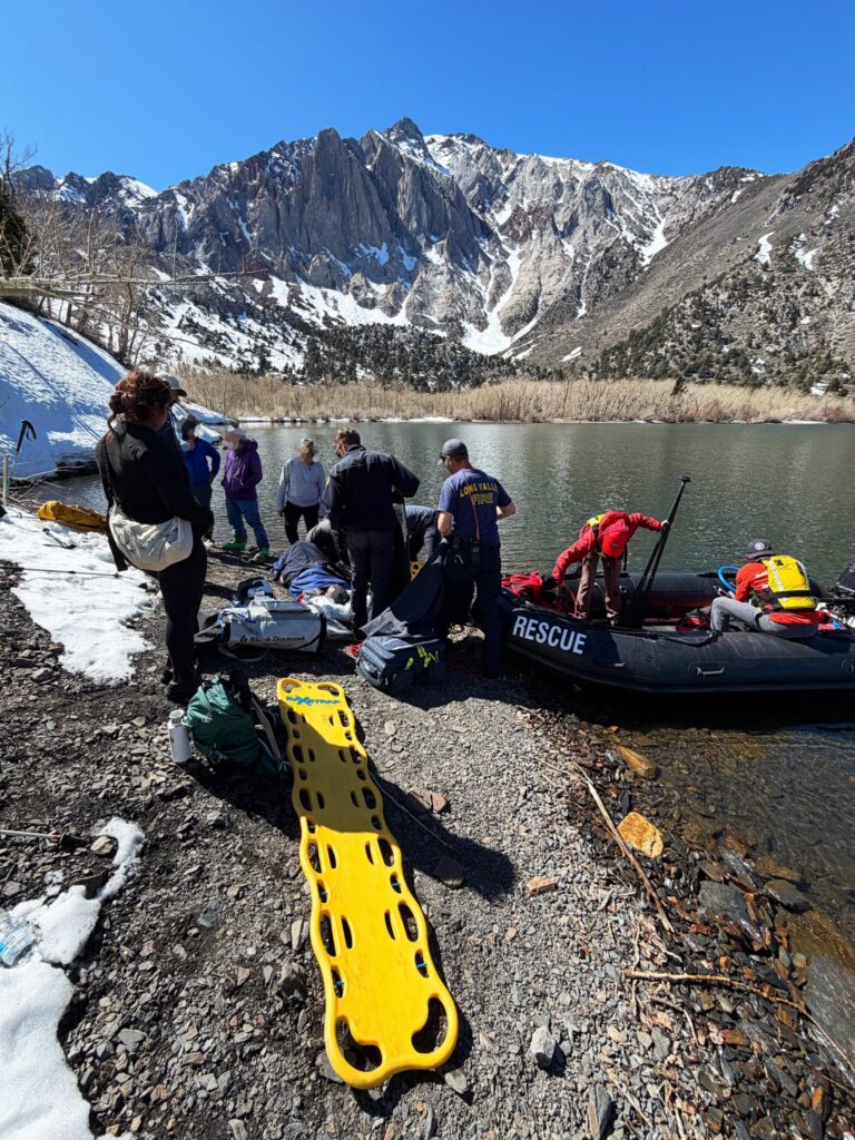 Rescate heroico en Convict Lake tras la caída de un excursionista a aguas gélidas