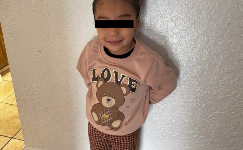 Niña Hispana de 4 Años en Riesgo Tras Ingerir Batería de Botón