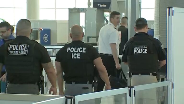 Agentes Federales de Inmigración Desplegados en Aeropuertos EE.UU. Durante Crisis de Cierre de Gobierno