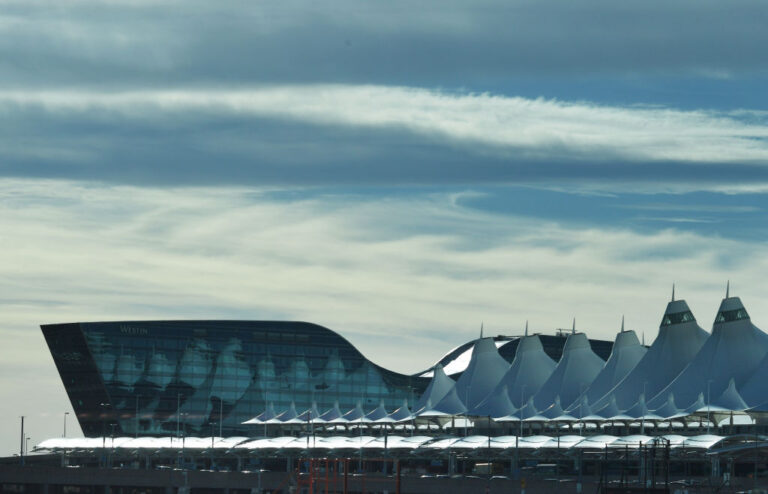 Aeropuerto Internacional de Denver Lidera en Seguridad con Tecnología de Transpondedores