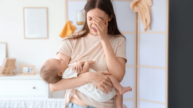 Depresión posparto preocupa a madres latinas en el mes de la mujer
