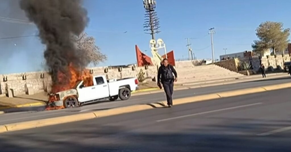 Impactante Incendio de Camioneta Cierra Puente Libre en El Paso