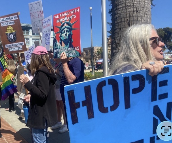 Manifestación en Watsonville: Comunidades se Unen para Defender la Democracia