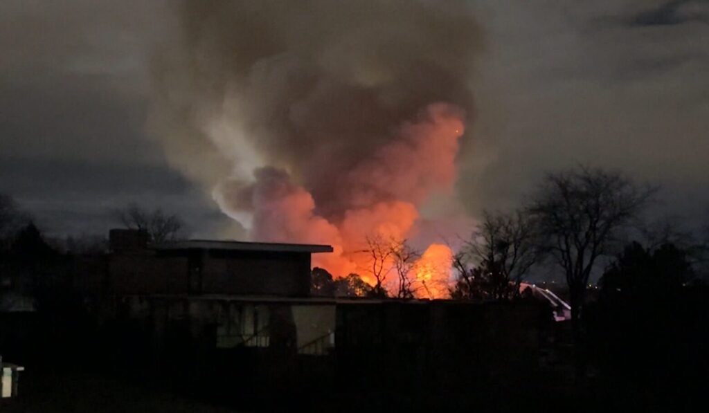 Comienza la demolición del complejo de apartamentos devastado por incendio en Denver