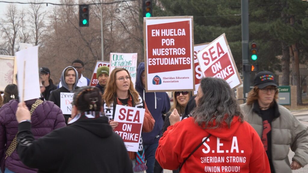 Huelga de Maestros Cierra Escuelas del Distrito Escolar de Sheridan en Arapahoe