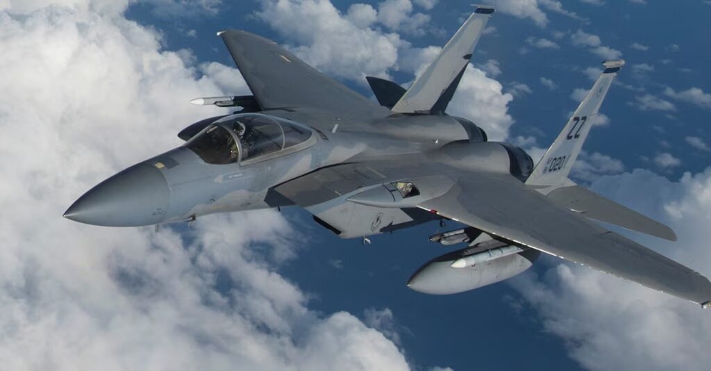 Avión de Combate Estadounidense Derribado en Irán: Continúan las Operaciones de Rescate