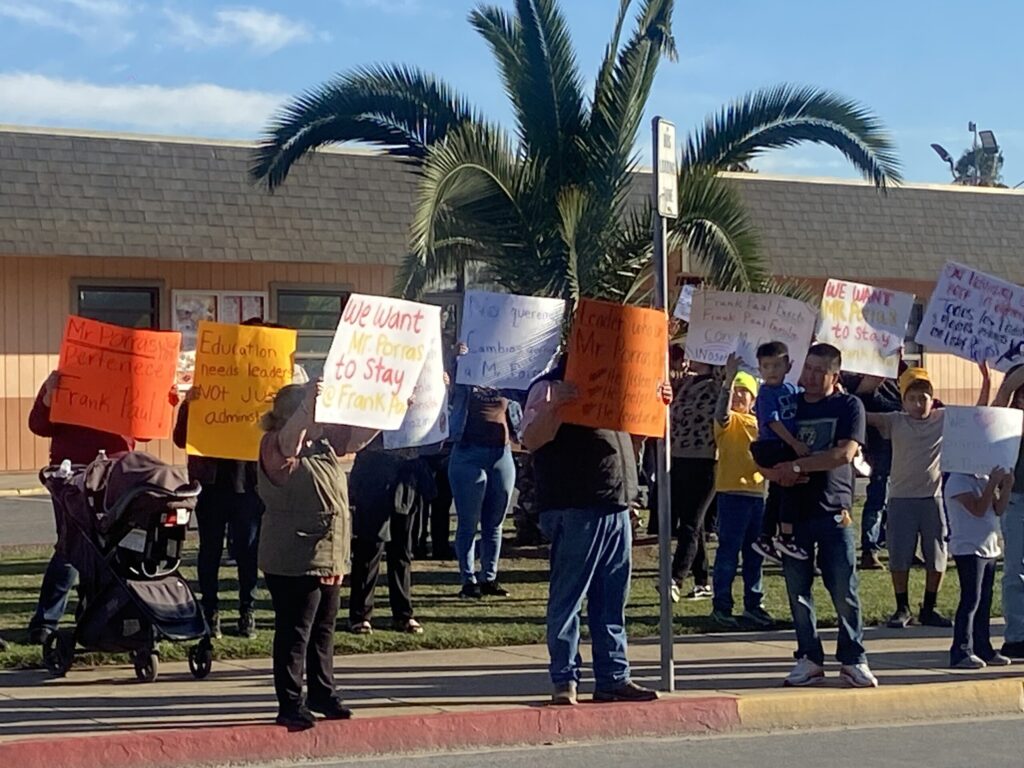 Protesta en Salinas: Comunidad Escolar Exige Reintegro de Director Despedido