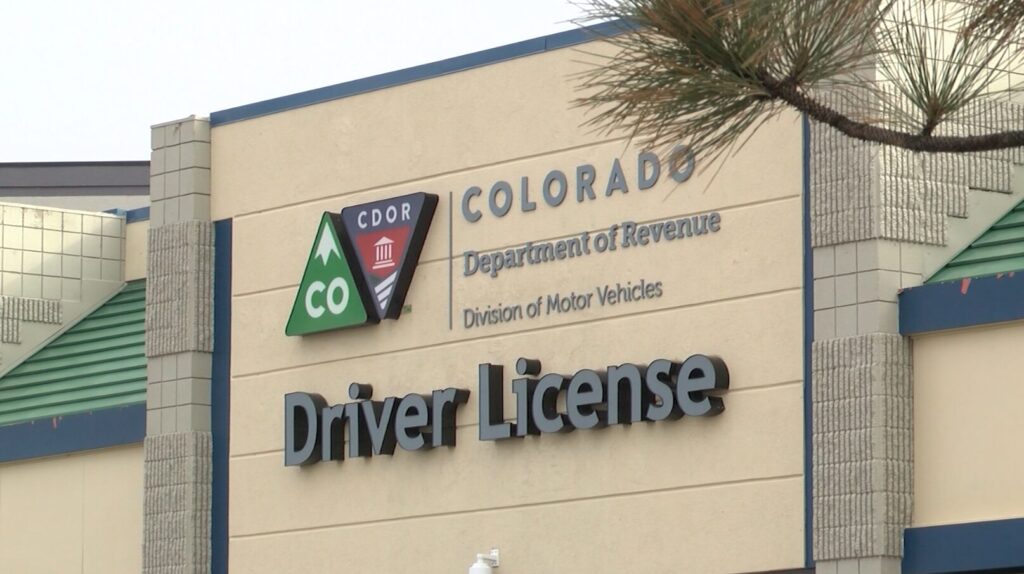 Fraude en Pruebas de Manejo: Colorado DMV Suspende Academia en Colorado Springs
