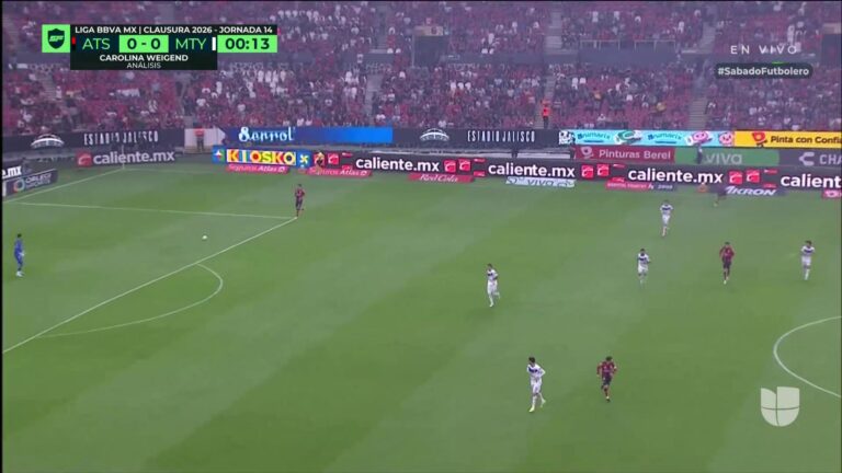 Fútbol: Acción En El Estadio: Clásico Regio En Marcha