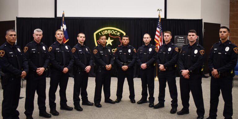 Nuevos Oficiales Fortalecen al Departamento de Policía de Lubbock en la Graduación de la Clase 2025B