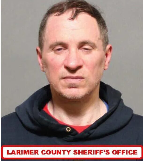 Arresto en Fort Collins: Hombre Acusado de Disparar Balines a Vehículos en Movimiento