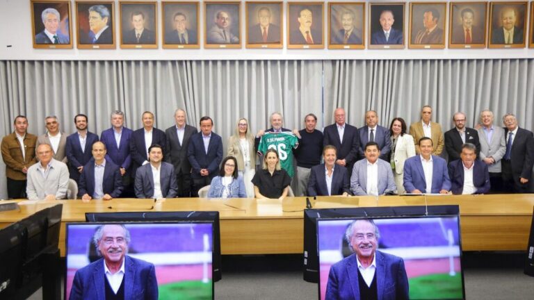 El Comité Ejecutivo de la FMF honra a Decio de María, arquitecto del Mundial 2026 en México