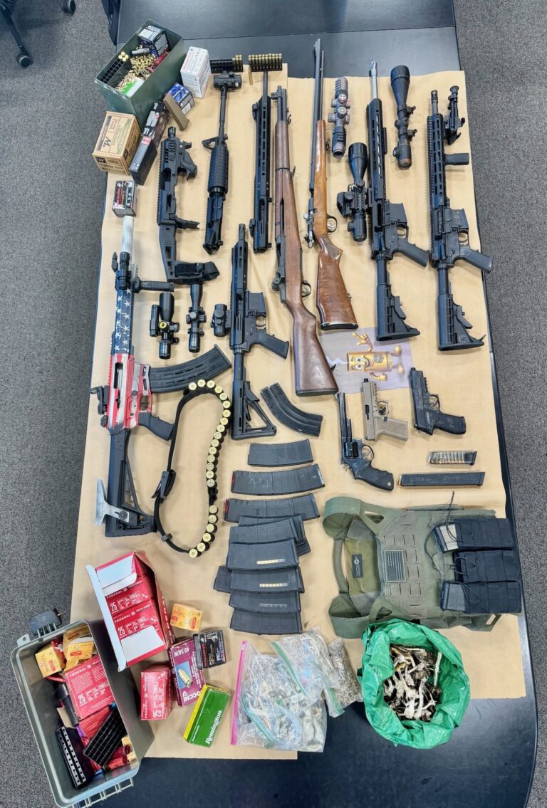 Armas: 12 cargos graves contra un hombre de Reno tras operativo policial