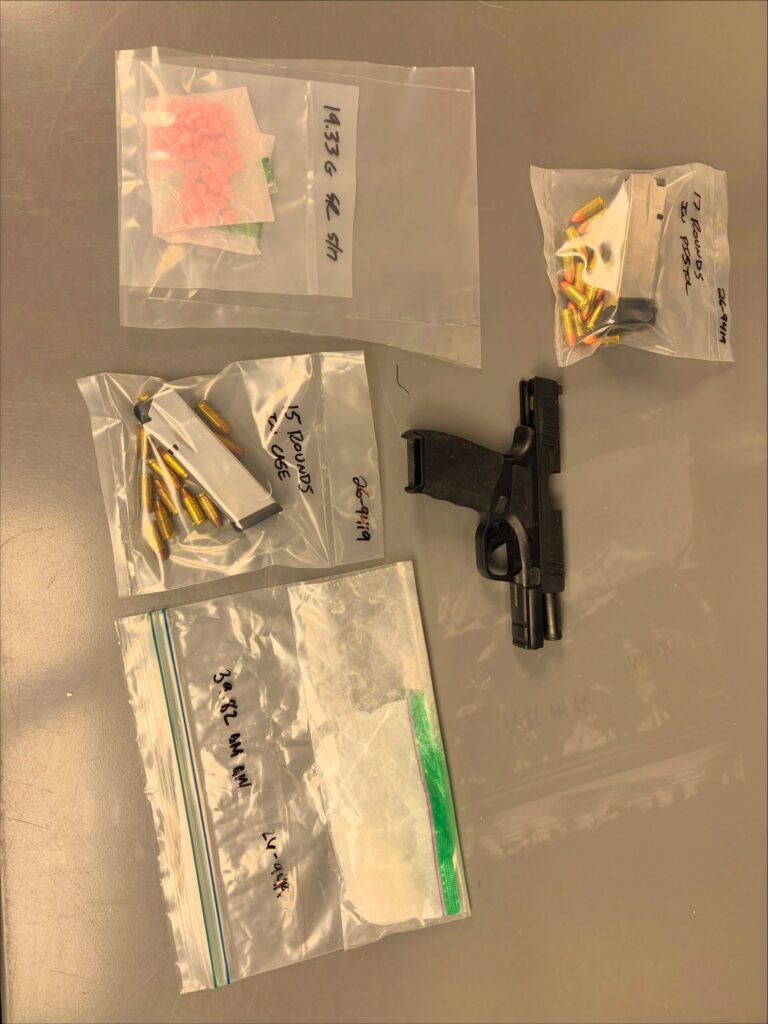 Conducción temeraria en Reno: arrestan a sujeto a 100 MPH con armas y narcóticos