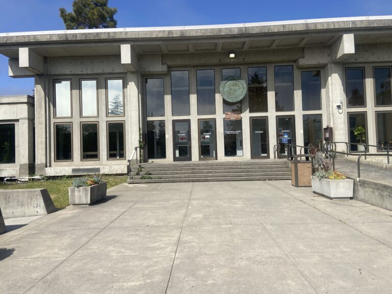 Elecciones Judiciales en Santa Cruz: Alisa Thomas y Bryan Hackett Aspiran a la Corte Superior
